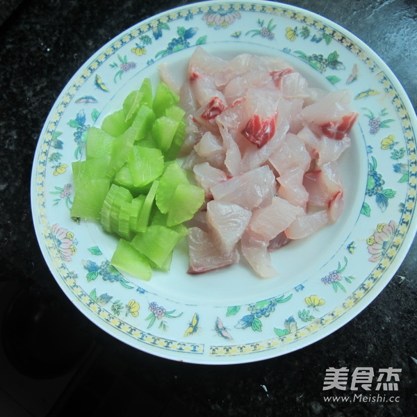 油炸鱼肉<a href=/shicai/shucai/WoSun/index.html target=_blank><u>莴笋</u></a>丸子的做法