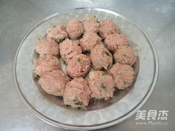 咖喱<a href=/shicai/rouqin/NiuRou/index.html target=_blank><u>牛肉</u></a>丸的做法