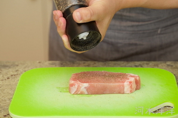 日式炸<a href=/shicai/rouqin/ZhuPai/index.html target=_blank><u>猪排</u></a>步骤5