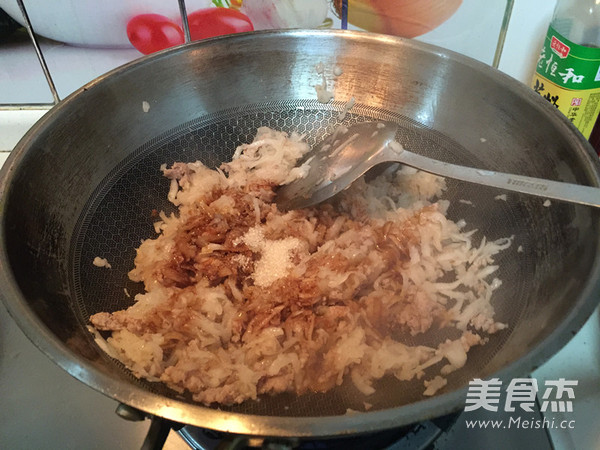 <a href=/shicai/shucai/LuoBo/index.html target=_blank><u>萝卜</u></a>丝团子的做法