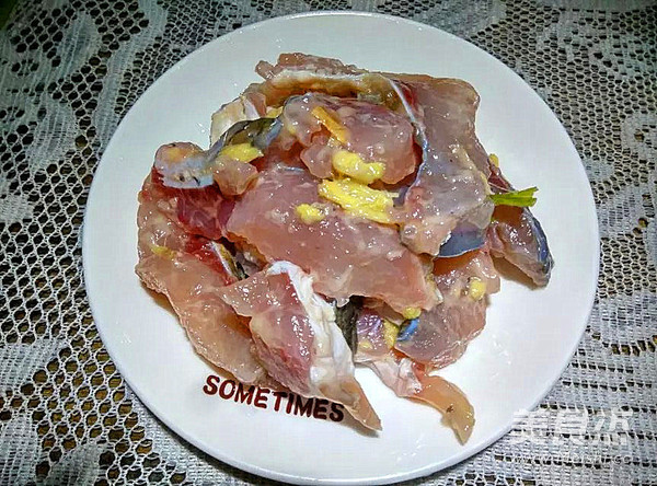 <a href=/shicai/shucai/SuanMiao/index.html target=_blank><u>蒜苗</u></a>焖鱼肉的做法