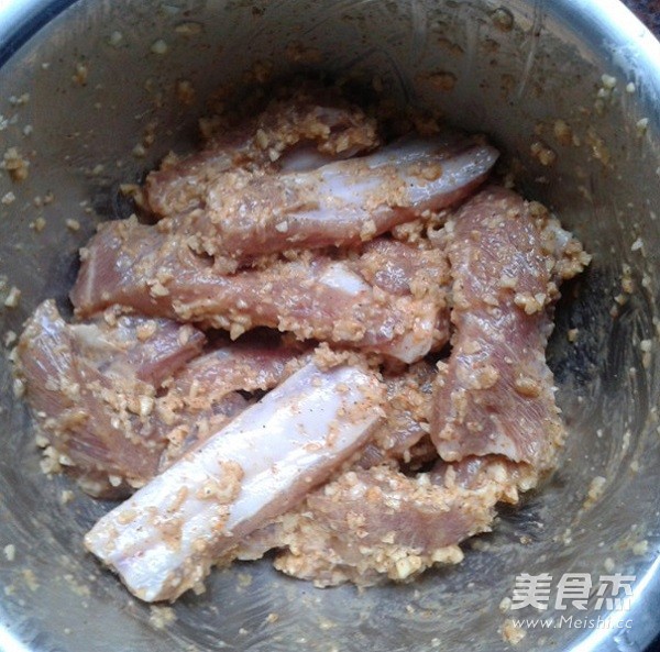 蒜香<a href=/shicai/rouqin/PaiGu/index.html target=_blank><u>排骨</u></a>家常做法的做法