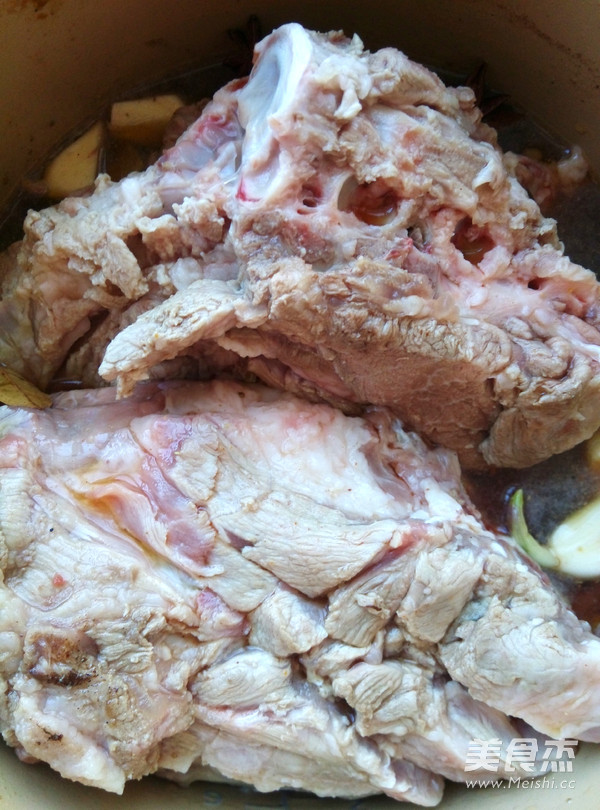 红火酱大骨的做法