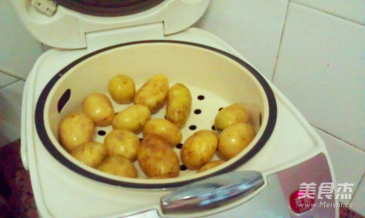 <a href=/shicai/mimian/ZhiShi/index.html target=_blank><u>芝士</u></a>焗<a href=/shicai/shucai/TuDou/index.html target=_blank><u>土豆</u></a>泥的做法