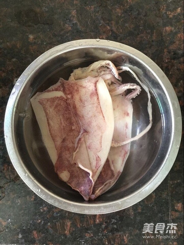 <a href=/shicai/shucai/HeLanDou/index.html target=_blank><u>荷兰豆</u></a>炒<a href=/shicai/shuichanpin/YouYu/index.html target=_blank><u>鱿鱼</u></a>的做法