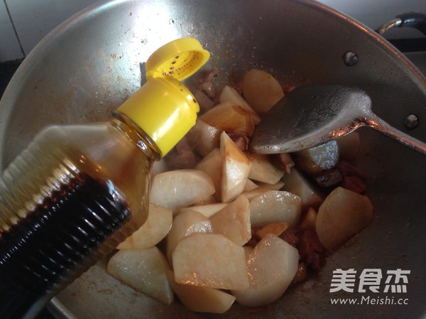 <a href=/shicai/shucai/LuoBo/index.html target=_blank><u>萝卜</u></a>烧肉的做法