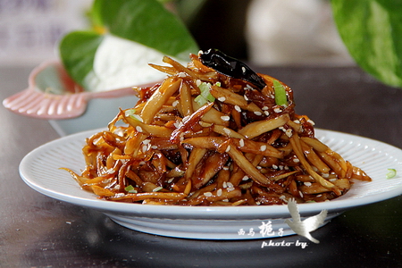 干煸<a href=/shicai/shucai/XingBaoGu/index.html target=_blank><u><a href=/shicai/guopin/Xing/index.html target=_blank><u>杏</u></a>鲍菇</u></a>怎么做