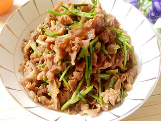 <a href=/shicai/shucai/XiangCai/index.html target=_blank><u>香菜</u></a>杆炒<a href=/shicai/rouqin/YangRou/index.html target=_blank><u>羊肉</u></a>