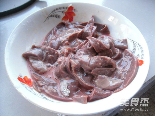 <a href=/shicai/shucai/YangCong/index.html target=_blank><u>洋葱</u></a>炒羊肝的做法