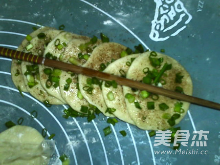 椒盐葱香<a href=/shicai/shucai/MeiGuiHua/index.html target=_blank><u>玫瑰花</u></a>卷的做法