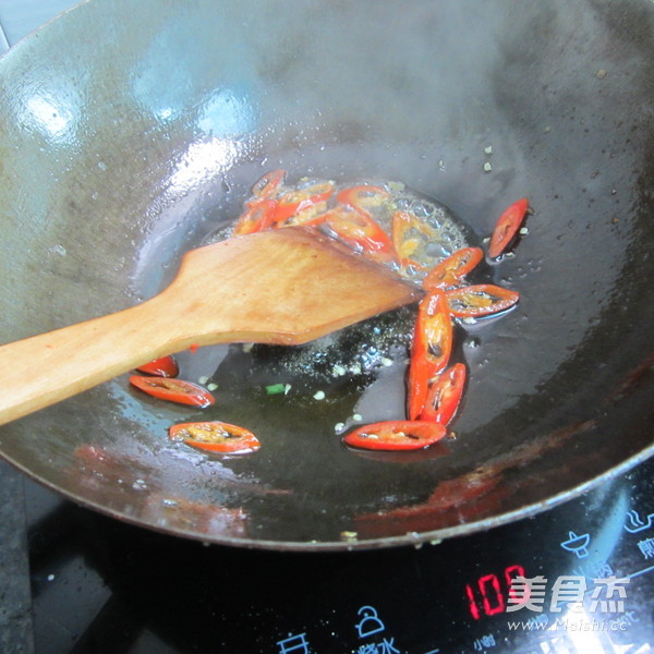 <a href=/shicai/mimian/HeiDou/index.html target=_blank><u>黑豆</u></a>豉煮<a href=/shicai/mimian/DouFu/index.html target=_blank><u>豆腐</u></a>的做法