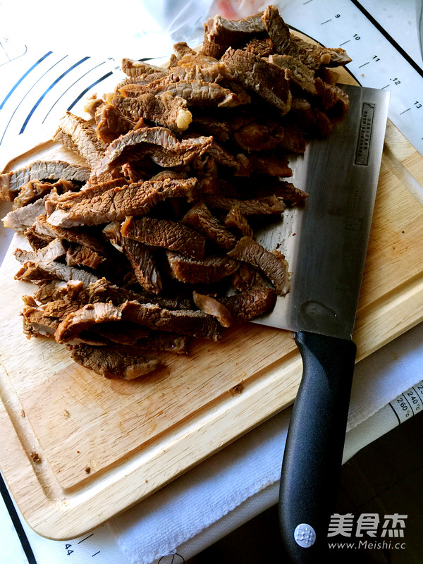 自制美味<a href=/shicai/rouqin/NiuRou/index.html target=_blank><u>牛肉</u></a>干的做法