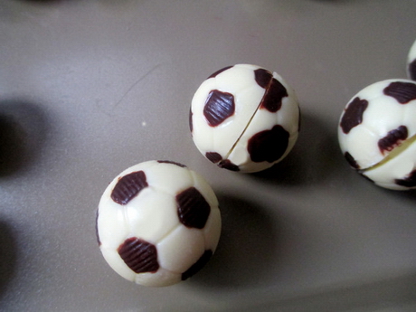 足球花式<a href=/shicai/mimian/QiaoKeLi/index.html target=_blank><u>巧克力</u></a>的做法