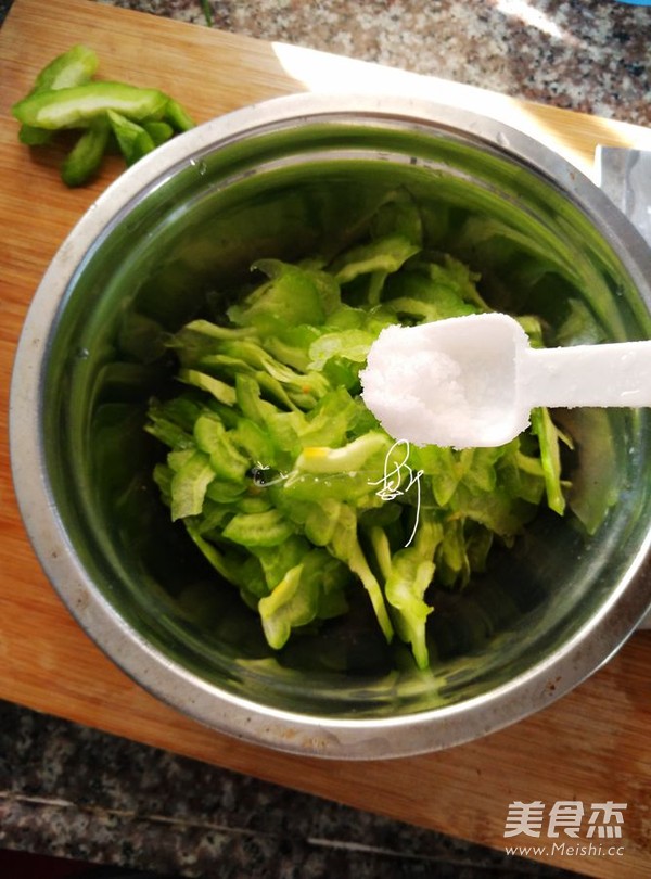 <a href=/shicai/shucai/KuGua/index.html target=_blank><u>苦瓜</u></a>厚蛋烧的做法