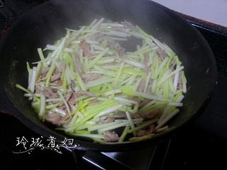 <a href=/shicai/shucai/JiuHuang/index.html target=_blank><u>韭黄</u></a>肉丝炒<a href=/shicai/rouqin/JiDan/index.html target=_blank><u>鸡蛋</u></a>