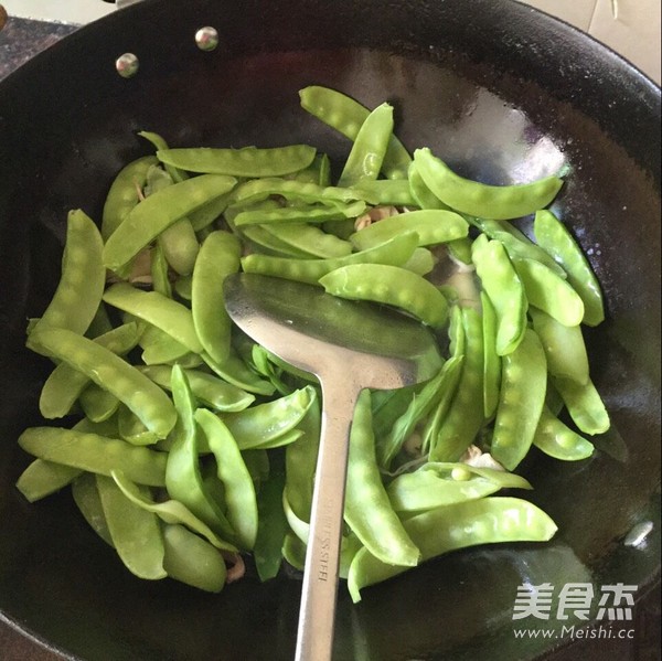 <a href=/shicai/shucai/HeLanDou/index.html target=_blank><u>荷兰豆</u></a>炒<a href=/shicai/shuichanpin/YouYu/index.html target=_blank><u>鱿鱼</u></a>的做法