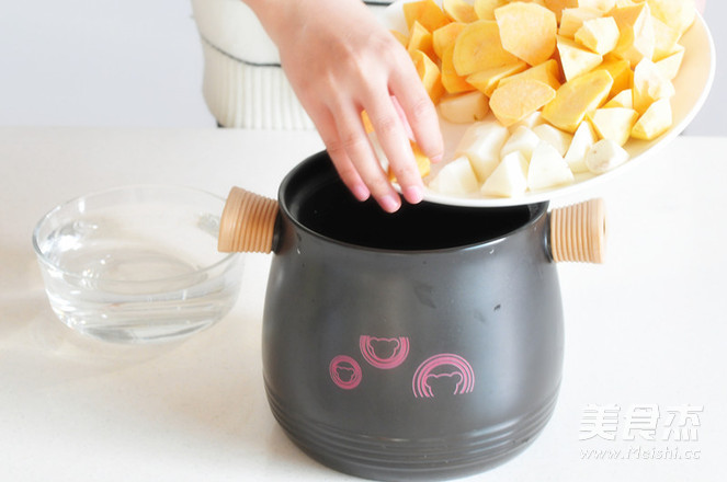 <a href=/shicai/shucai/ShanYao/index.html target=_blank><u>山药</u></a><a href=/shicai/shucai/HongShu/index.html target=_blank><u>红薯</u></a>糖水的做法