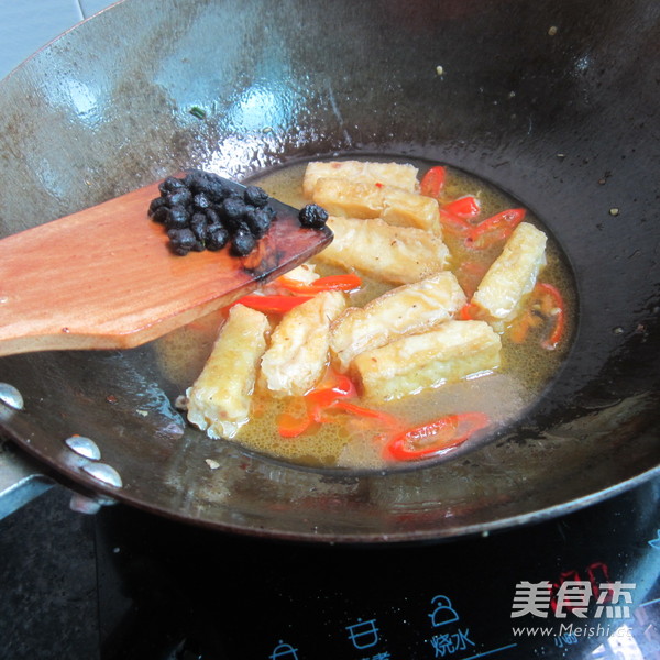 <a href=/shicai/mimian/HeiDou/index.html target=_blank><u>黑豆</u></a>豉煮<a href=/shicai/mimian/DouFu/index.html target=_blank><u>豆腐</u></a>的做法