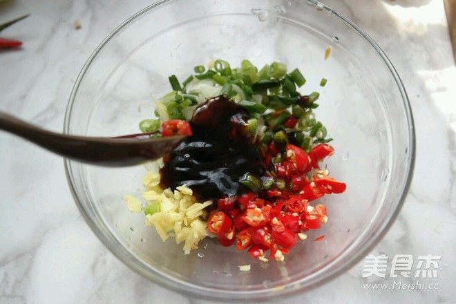 王府<a href=/shicai/diaoweipin/CongYou/index.html target=_blank><u>葱油</u></a><a href=/shicai/shucai/XingBaoGu/index.html target=_blank><u><a href=/shicai/guopin/Xing/index.html target=_blank><u>杏</u></a>鲍菇</u></a>的做法