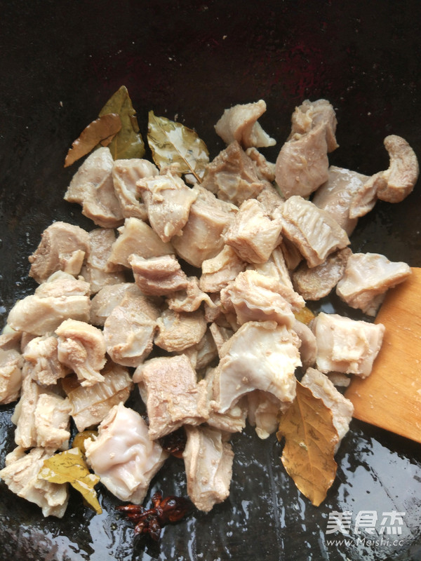 白<a href=/shicai/shucai/LuoBo/index.html target=_blank><u>萝卜</u></a>炖<a href=/shicai/rouqin/YangPai/index.html target=_blank><u>羊排</u></a>的做法