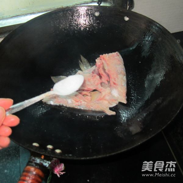 <a href=/shicai/shuichanpin/YuYuTou/index.html target=_blank><u>鱼头</u></a>炖<a href=/shicai/mimian/FenPi/index.html target=_blank><u>粉皮</u></a>的做法