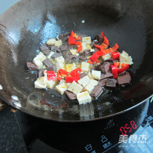 <a href=/shicai/shucai/XiQin/index.html target=_blank><u>西芹</u></a><a href=/shicai/rouqin/zhuXue/index.html target=_blank><u>猪<a href=/shicai/rouqin/Xue/index.html target=_blank><u>血</u></a></u></a><a href=/shicai/mimian/DouFu/index.html target=_blank><u>豆腐</u></a>丁的做法