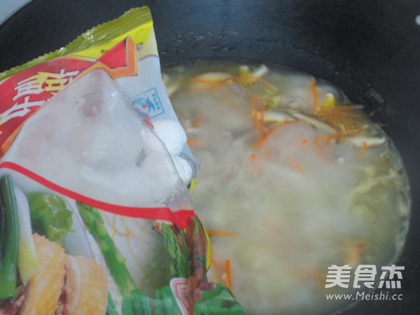 <a href=/shicai/shucai/XiangGu/index.html target=_blank><u>香菇</u></a><a href=/shicai/rouqin/PaiGu/index.html target=_blank><u>排骨</u></a>咸圆的做法