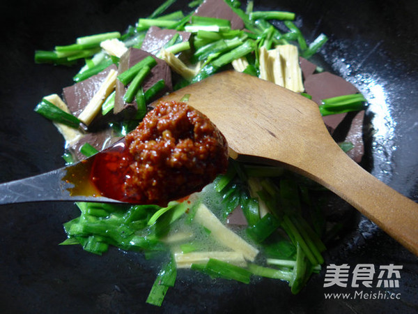 <a href=/shicai/shucai/JiuCai/index.html target=_blank><u>韭菜</u></a><a href=/shicai/mimian/FuZhu/index.html target=_blank><u>腐竹</u></a>煮<a href=/shicai/rouqin/YaXie/index.html target=_blank><u>鸭<a href=/shicai/rouqin/Xue/index.html target=_blank><u>血</u></a></u></a>的做法