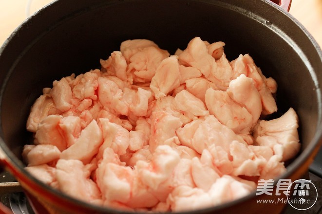 炸一锅翻滚的<a href=/shicai/rouqin/ZhuYou/index.html target=_blank><u>猪油</u></a>的做法