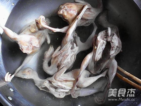 油炸<a href=/shicai/rouqin/AnChun/index.html target=_blank><u>鹌鹑</u></a>的做法