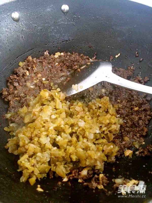 东北咸<a href=/shicai/shucai/HuangGua/index.html target=_blank><u>黄瓜</u></a>炒<a href=/shicai/rouqin/AnChun/index.html target=_blank><u>鹌鹑</u></a>的做法