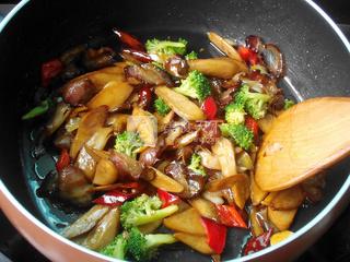 干煸<a href=/shicai/rouqin/LaRou/index.html target=_blank><u>腊肉</u></a><a href=/shicai/shucai/XingBaoGu/index.html target=_blank><u><a href=/shicai/guopin/Xing/index.html target=_blank><u>杏</u></a>鲍菇</u></a>