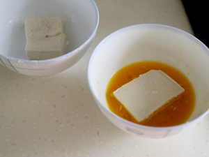 <a href=/shicai/rouqin/JiDan/index.html target=_blank><u>鸡蛋</u></a>煎<a href=/shicai/mimian/DouFu/index.html target=_blank><u>豆腐</u></a>步骤2