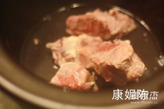 <a href=/shicai/mimian/CaoMi/index.html target=_blank><u>糙米</u></a>粥火锅的做法