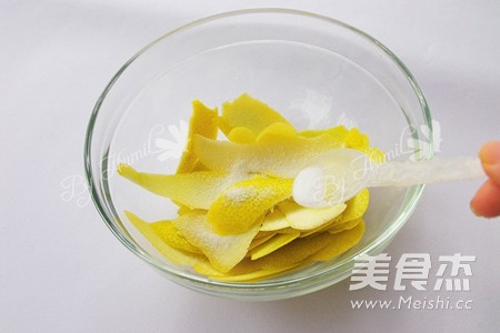 <a href=/shicai/guopin/YouZi/index.html target=_blank><u>柚子</u></a>皮糖的做法