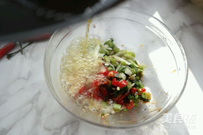 王府<a href=/shicai/diaoweipin/CongYou/index.html target=_blank><u>葱油</u></a><a href=/shicai/shucai/XingBaoGu/index.html target=_blank><u><a href=/shicai/guopin/Xing/index.html target=_blank><u>杏</u></a>鲍菇</u></a>的做法