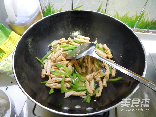 <a href=/shicai/shucai/QingJiao/index.html target=_blank><u>青椒</u></a>炒<a href=/shicai/mimian/DouPi/index.html target=_blank><u>豆皮</u></a>卷的做法