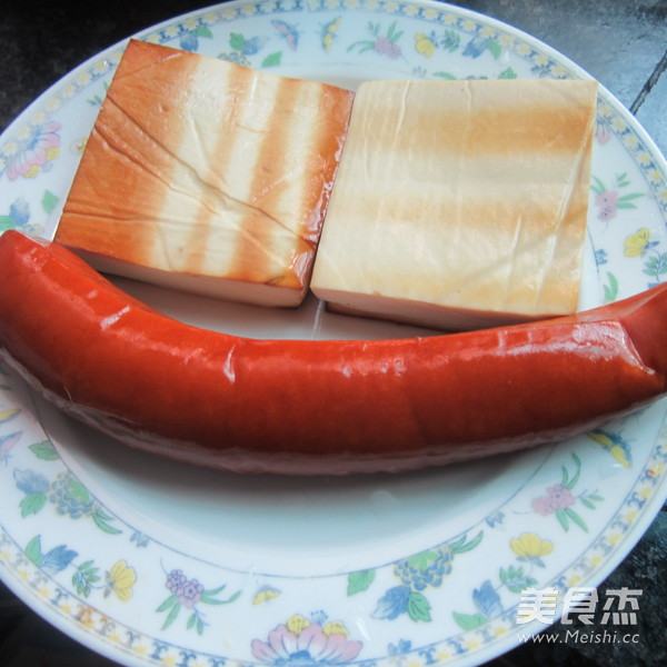 <a href=/shicai/mimian/XiangGan/index.html target=_blank><u>香干</u></a><a href=/shicai/shucai/QinCai/index.html target=_blank><u>芹菜</u></a>烧烤肠的做法