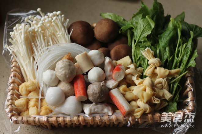 猪骨浓汤丸子火锅的做法