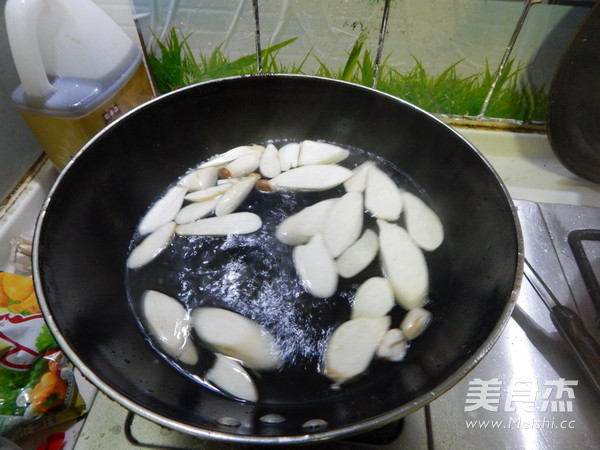 蚝油<a href=/shicai/shucai/XingBaoGu/index.html target=_blank><u><a href=/shicai/guopin/Xing/index.html target=_blank><u>杏</u></a>鲍菇</u></a>的做法