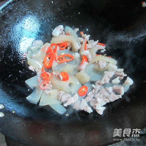 <a href=/shicai/mimian/FenPi/index.html target=_blank><u>粉皮</u></a>炒肉的做法