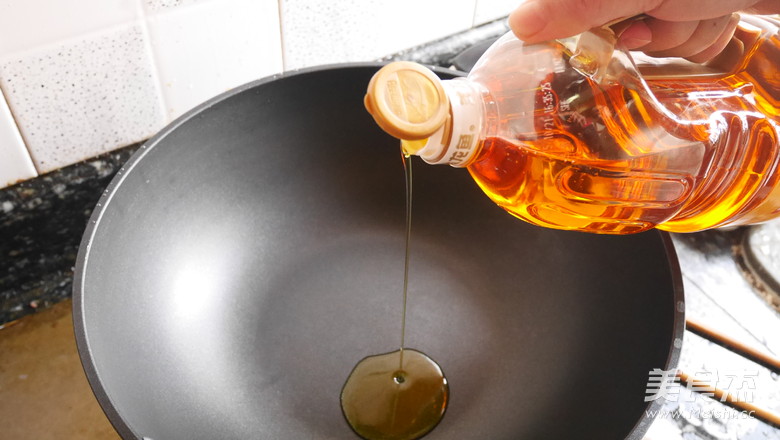 糖<a href=/shicai/diaoweipin/Cu/index.html target=_blank><u>醋</u></a>韭芽<a href=/shicai/shuichanpin/QingYu/index.html target=_blank><u>青鱼</u></a>的做法