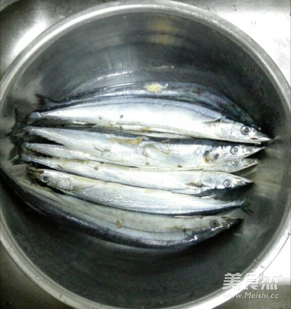 香煎<a href=/shicai/shuichanpin/QiuDaoYu/index.html target=_blank><u>秋刀鱼</u></a>的做法