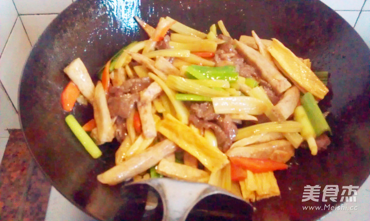 <a href=/shicai/shucai/XiangYu/index.html target=_blank><u>香芋</u></a>烧<a href=/shicai/rouqin/NiuRou/index.html target=_blank><u>牛肉</u></a>的做法