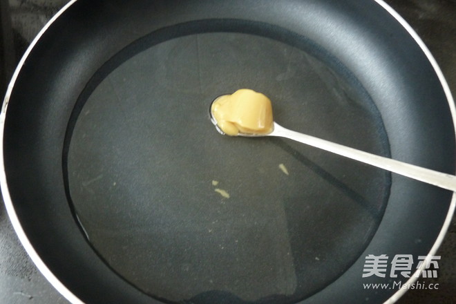 <a href=/shicai/mimian/YanMai/index.html target=_blank><u>燕麦</u></a><a href=/shicai/guopin/ZhiMa/index.html target=_blank><u>芝麻</u></a>肉丸的做法