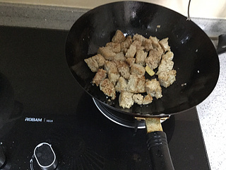 <a href=/shicai/mimian/KaoFu/index.html target=_blank><u>烤麸</u></a>焖<a href=/shicai/rouqin/PaiGu/index.html target=_blank><u>排骨</u></a>