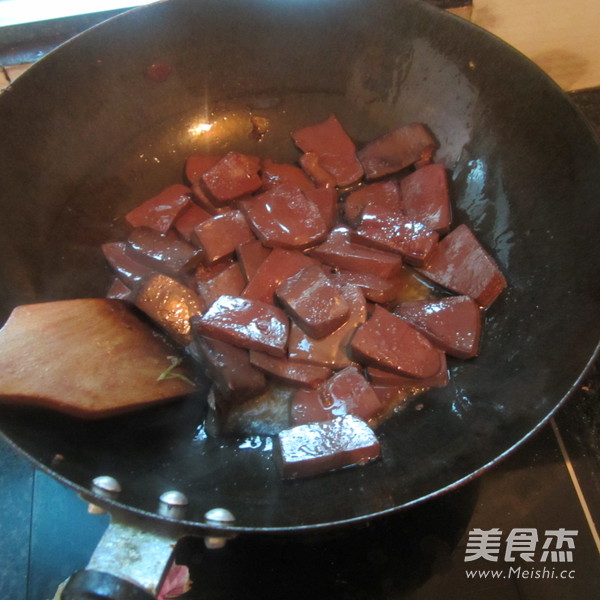 <a href=/shicai/mimian/HeiDou/index.html target=_blank><u>黑豆</u></a>豉煮<a href=/shicai/rouqin/zhuXue/index.html target=_blank><u>猪<a href=/shicai/rouqin/Xue/index.html target=_blank><u>血</u></a></u></a>的做法