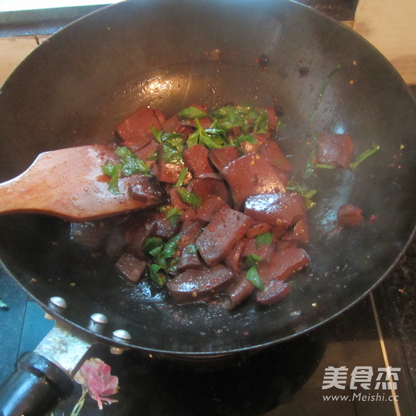 <a href=/shicai/mimian/HeiDou/index.html target=_blank><u>黑豆</u></a>豉煮<a href=/shicai/rouqin/zhuXue/index.html target=_blank><u>猪<a href=/shicai/rouqin/Xue/index.html target=_blank><u>血</u></a></u></a>的做法