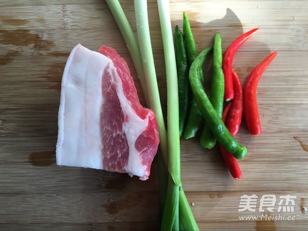 干锅<a href=/shicai/shucai/CaiHua/index.html target=_blank><u>菜花</u></a>的做法