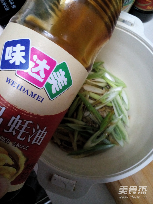 葱拌小<a href=/shicai/shuichanpin/YinYu/index.html target=_blank><u>银鱼</u></a>的做法